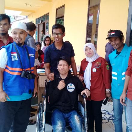 PENYERAHAN BANTUAN KURSI RODA dan ALAT BANTU DENGAR DARI DAARUT TAUHID BANDUNG