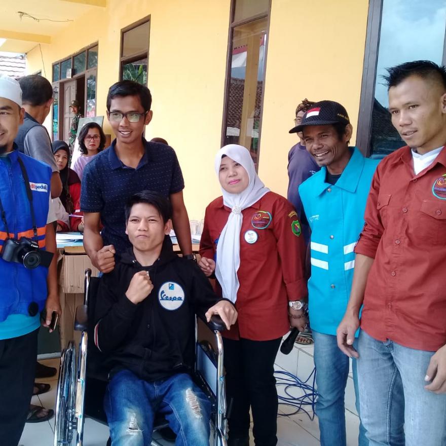 PENYERAHAN BANTUAN KURSI RODA dan ALAT BANTU DENGAR DARI DAARUT TAUHID BANDUNG